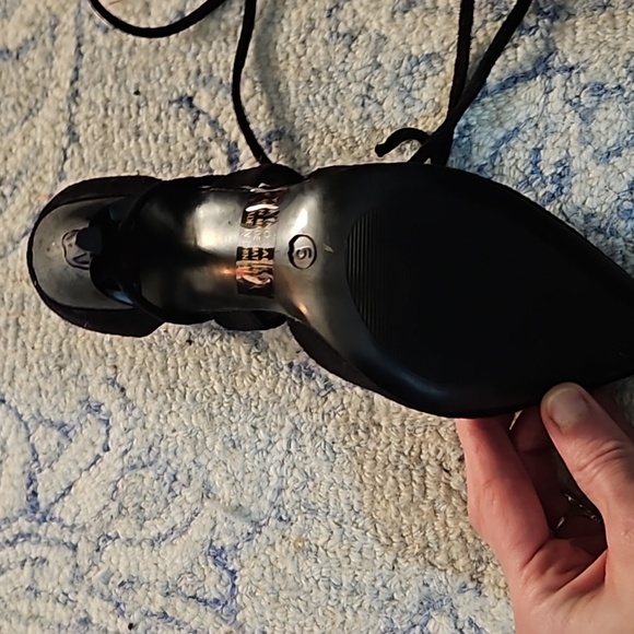 Black suede pointed toe stilettos that tie up the leg - Picture 4 of 4